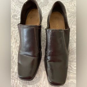 Aerosols 9.5M. Brown leather booties. Like new.